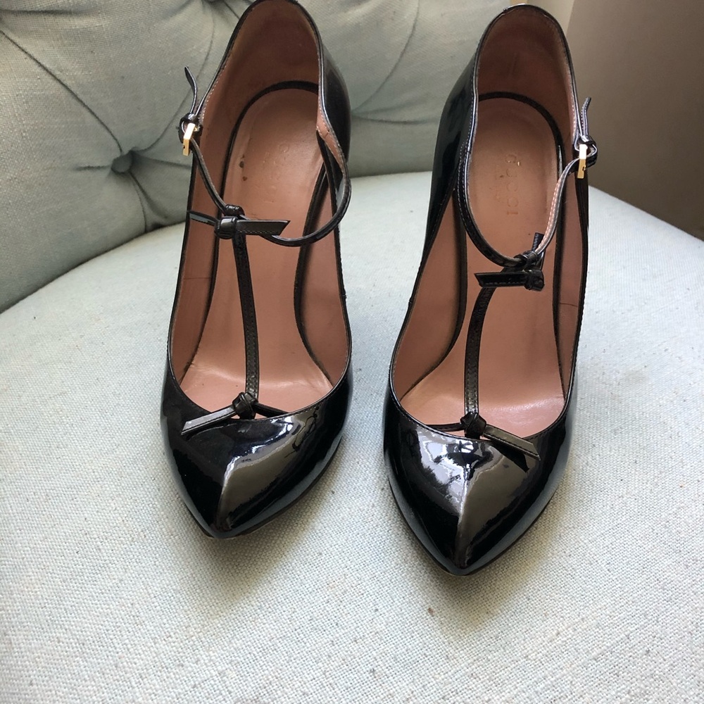 Gucci Black Patent T‑Strap Pointed Toe Pumps - Women